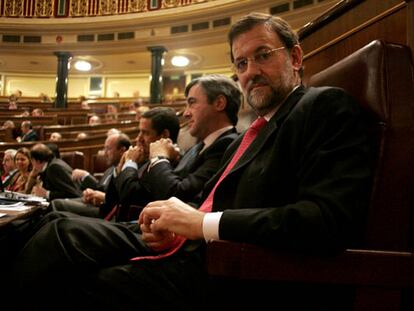 Rajoy, junto a Acebes y Zaplana,  en el Congreso.