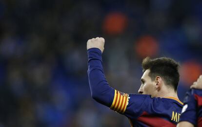 Leo Messi celebra el gol de Munir en el partido de Copa contra el Espanyol en Cornellà. 
