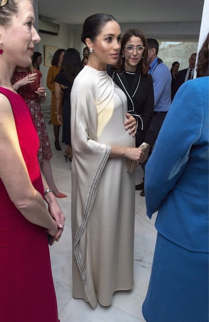 El embajador británico en Rabat ofreció una recepción a los duques. Entonces, Meghan llevó uno de los mejores 'looks' de su embarazo: un vestido túnica en tonos dorados y con bordados realizado por Dior.