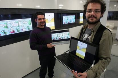 Mike Bonales, a la izquierda, y David Prieto muestran sus trabajos, ayer, en el espacio Camon de Alicante.