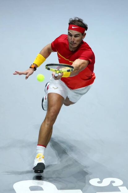 Nadal devuelve la pelota a Daniel Evans.