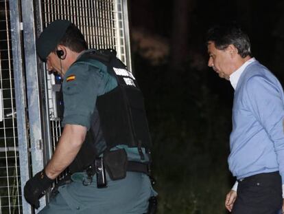 Ignacio González entra en el cuartel de la Guardia Civil de Tres Cantos el pasado 20 de abril