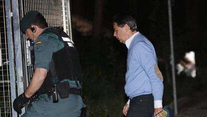 Ignacio González entra en el cuartel de la Guardia Civil de Tres Cantos el pasado 20 de abril