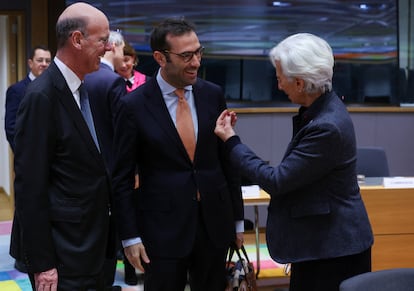 En el centro, el ministro de Economía español, Carlos Cuerpo, habla con la presidenta del Banco Central Europeo, Christine Lagarde, y el titular francés de Finanzas, Eric Lombard.