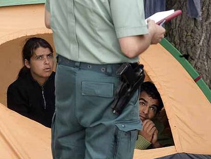 Un guardia civil identifica a dos acampados en La Marmota (La Gineta).
