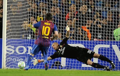 Messi lanza el penalti que supuso el primer gol del Barça.