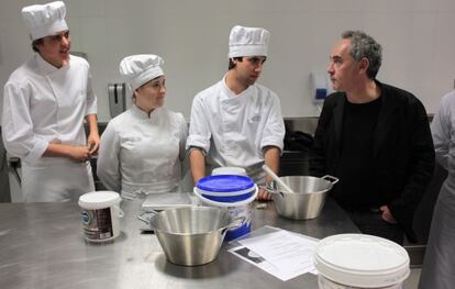 Ferran Adrià, ayer con tres de los alumnos del Basque Culinary Center. 