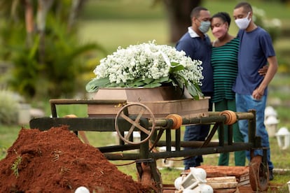 Um grupo de pessoas comparece ao enterro de um familiar, vítima de covid-19 no dia 29 de abril, no cemitério Campo da Esperança, na cidade de Brasília.