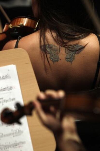 Tatuaje en la espalda de una violinista de la Jorcam.