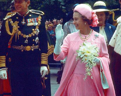 Isabel II ha hecho mucho por el rosa. Le ha dado un estatus que ha permitido que otras mujeres de la realeza y la política lo adoptaran después. En la foto, con el vestido y abrigo que lució en sus bodas de plata en 1977.