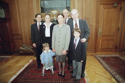 Ruth Bader Ginsburg, no centro, posa com sua família na Corte Suprema em outubro de 1993. Da esquerda para a direita, seu genro, George Spera; sua filha, Jane Ginsburg; seu marido, Martin, e seu filho, James Ginsburg. Na frente, seus netos, Clara e Paul Spera.