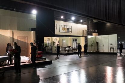 Hasta 16 escenarios se utilizan para la representación de la ópera 'Agrippina'. La puesta en escena corre a cargo de Marcos Darbyshire; el diseño de escenografía y vestuario ha sido creado por Julia Hansen, y el diseño de iluminación es de Bernd Purkrabek.