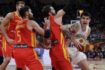 Gabriel Deck (a la derecha), alero argentino, es presionado por los jugadores de la selección española.