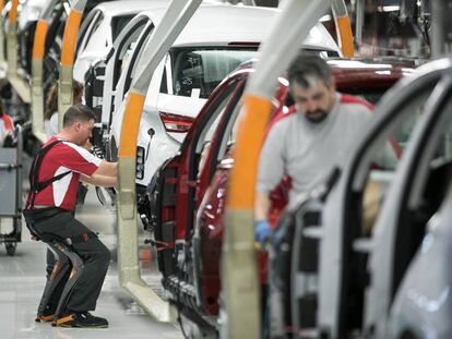 Trabajadores en la fábrica de Seat en Martorell.