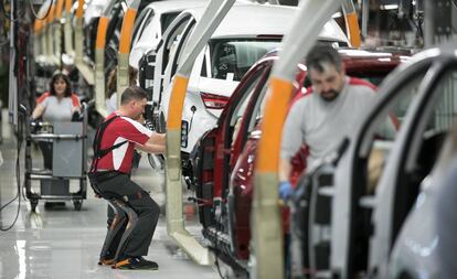 Trabajadores en la fábrica de Seat en Martorell.