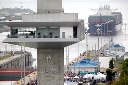 El buque Cosco Shipping Panamá realiza el tránsito inaugural por la esclusa de Agua Clara en el Canal de Panamá Ampliado. El barco, un neopanamax de 48,25 metros de manga y 299,98 metros de eslora y capacidad para transportar hasta 9.400 contenedores, entró en la cámara baja de la esclusa de Agua Clara pasadas las 7:30 hora local.