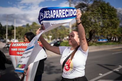 Jackeline Gazo, sostiene un letrero con la foto de su hijo, Daniel Esteban Gazo, desaparecido desde el 25 de septiembre de 2021.