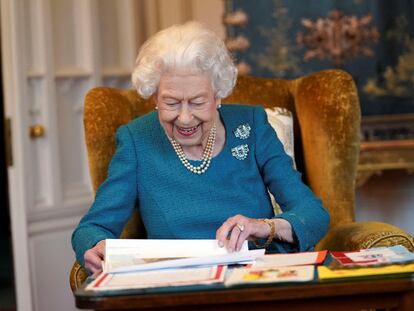 Isabel II revisa algunas de las cartas enviadas por niños para felicitarle por su Jubileo de Platino, el 21 de enero en el Castillo de Windsor.