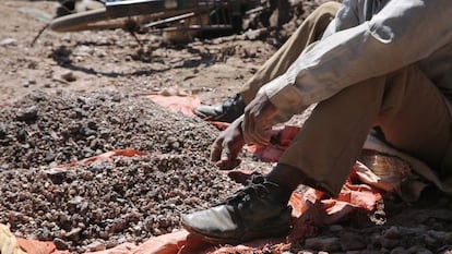 Pese a los riesgos para la salud que supone la exposición al cobalto, este minero no lleva ninguna protección como guantes o máscara. 