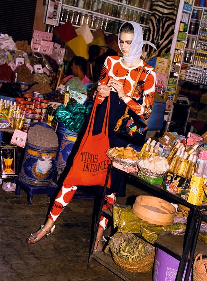 Camiseta con incrustaciones, pantalón de licra y pañuelo vaquero, todo de Stella McCartney, falda de neopreno de Salvatore Ferragamo, pulsera 
de Beatriz Palacios, bolso de piel de Loewe Paula’s Ibiza y zapatos de Prada.