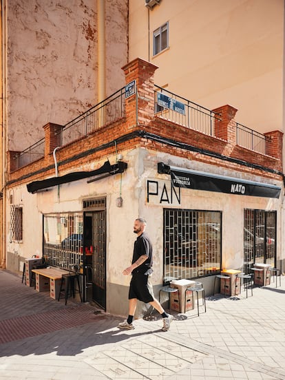 Furi, ante el local de Nato, en el barrio madrileño de Usera.