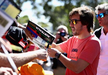 Fernando Alonso firmando autografos a sus fans en Melbourne, Australia, el 22 de marzo de 2018.