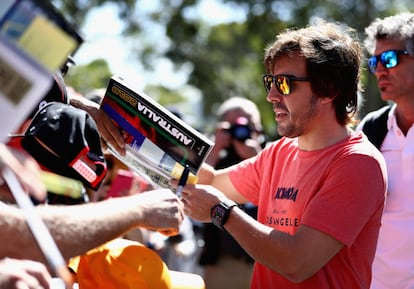 Fernando Alonso firmando autografos a sus fans en Melbourne, Australia, el 22 de marzo de 2018.