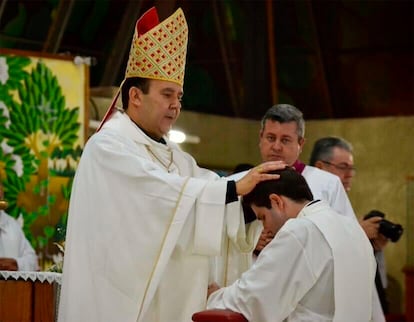 Tomé Ferreira da Silva durante una celebración religiosa en su iglesia en Brasil.