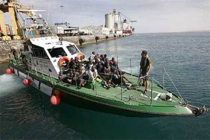 Los 30 inmigrantes rescatados ayer en Fuerteventura, sobre una patrullera de la Guardia Civil.