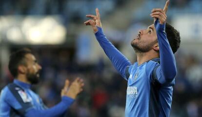 Pedro León celebra el gol del triunfo ante el Sevilla.