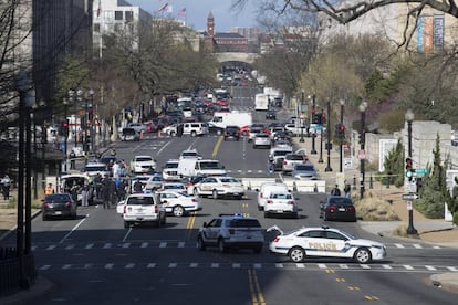 Policías en la Avenida Independencia tras un incidente en el Capitolio.