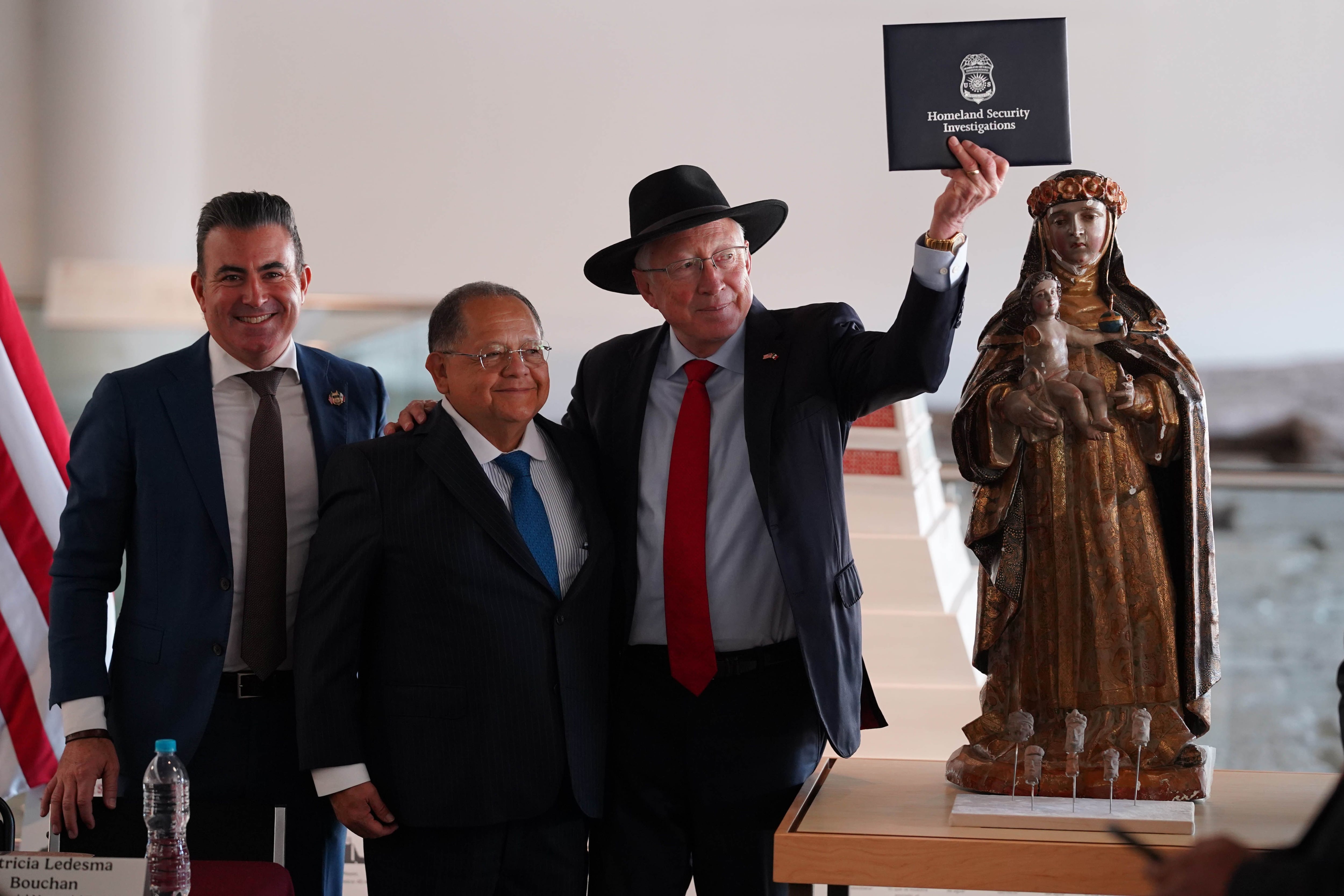 Estados Unidos devuelve a México una estatua virreinal robada en 2007 y otras seis piezas arqueológicas