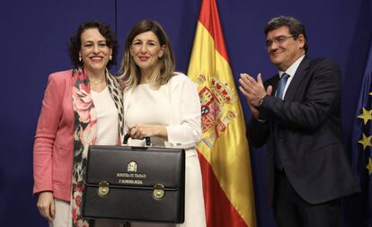 Desde la izquierda, la exministra de Trabajo, Magdalena Valerio, la nueva ministra de Trabajo, Yolanda Díaz, y el nuevo titular de la Seguridad Social, José Luis Escrivá.