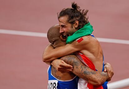 Jacobs abraça o outro medalhista de ouro italiano do dia, o saltador Gianmarco Tamberi, momentos depois de vencer a final dos 100m. 