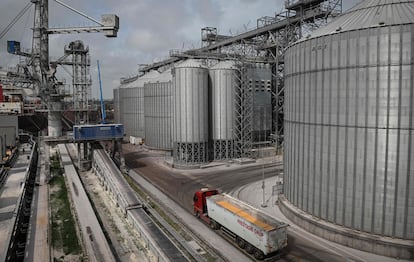 Silos de cereales en Rumania, en las inmediaciones del puerto de Constanta, en el mar Negro.