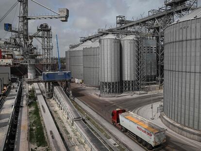 Silos de cereales en Rumania, en las inmediaciones del puerto de Constanta, en el mar Negro.