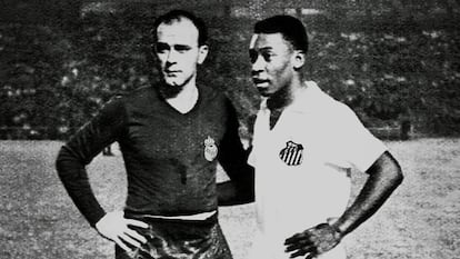 Di Stéfano e Pelé posam para foto no estádio Santiago Bernabéu.