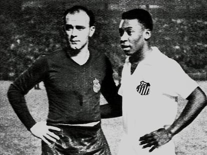 Di Stéfano e Pelé posam para foto no estádio Santiago Bernabéu.