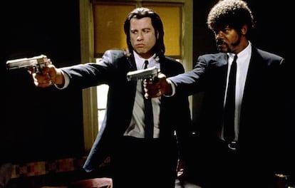 Tres hombres vestidos de negro y armados, puede que no tan elegantes como John Travolta y Samuel L. Jackson en 'Pulp Fiction' (en la imagen), irrumpieron en el bar del Ritz donde Beigbeder tomaba una copa.