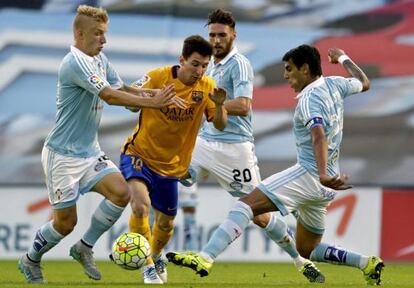 Messi, rodeado por jugadores del Celta, el miércoles pasado en el Balaídos.