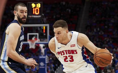 Blake Griffin trata de superar a Marc Gasol.