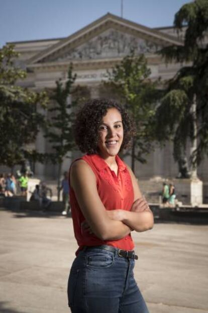 La diputada Nagua Alba, frente al Congreso.