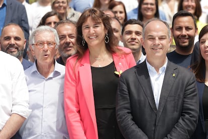 El alcaldable por Barcelona, Xavier Trías (i), junto a la presidenta de JxCat, Laura Borràs (c) y el secretario general, Jordi Turull (d), en el acto municipalista de JxCat en el Parque del Poblenou de Barcelona.