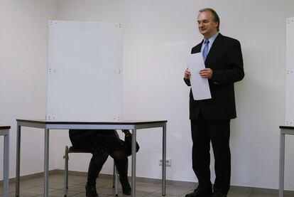 Reiner Haseloff, candidato de la CDU, el partido de Merkel, en las elecciones de Sajonia-Anhalt.