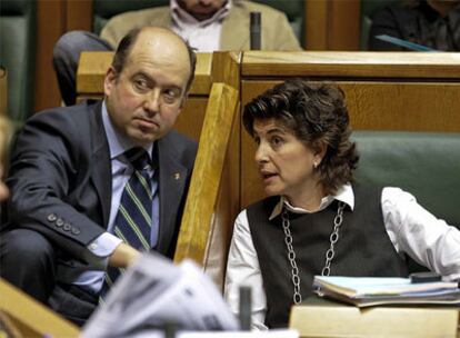 Los populares Carmelo Barrio y María San Gil, en un momento del pleno parlamentario de ayer.