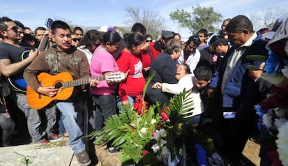 The family of Kombo Kolombia&#039;s Javier Flores mourn at his funeral in Monterrey.