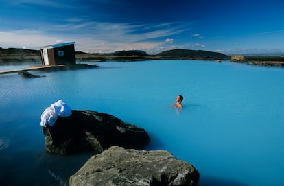 Una mujer relajándose en las aguas termales del lago Myvatn.