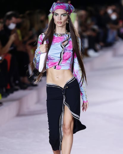 Emily Ratajkowski en el desfile de Versace Primavera-Verano 2022.