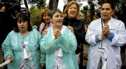 Auxiliares de enfermería del hospital Carlos III, durante la manifestación.