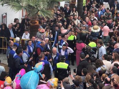 Un muñeco caracterizado como Carles Puigdemont fue quemado y tiroteado el domingo en la localidad sevillana de Coripe.